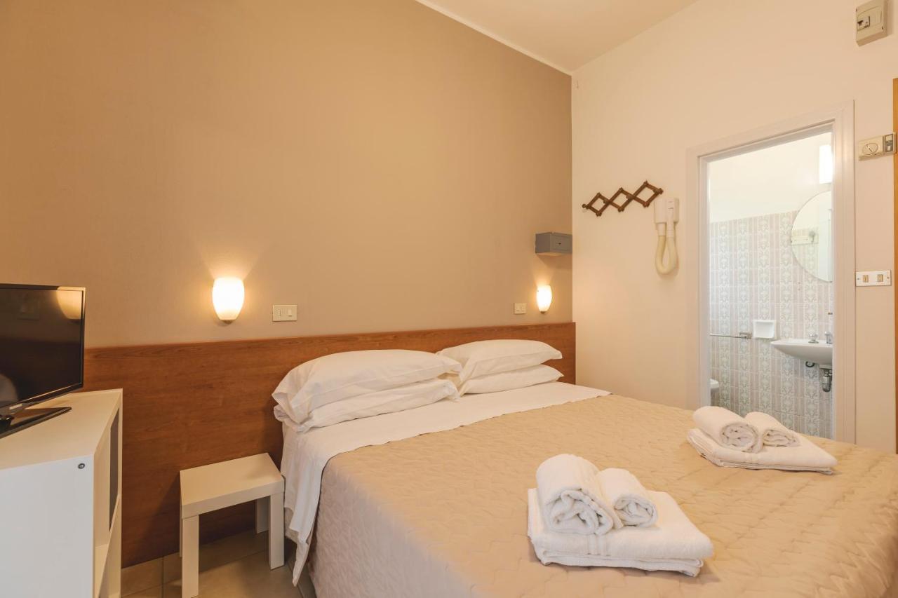 Hotel Clift Cervia Exteriör bild